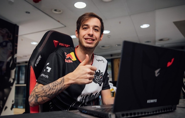 EDG赛后群访 教练：今天打了两把不一样的阵容 但是没发挥好