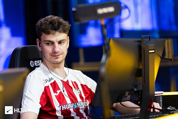 外媒发布了2022夏季赛第十二周的全球战队战力排行，GENG第一，JDG第二