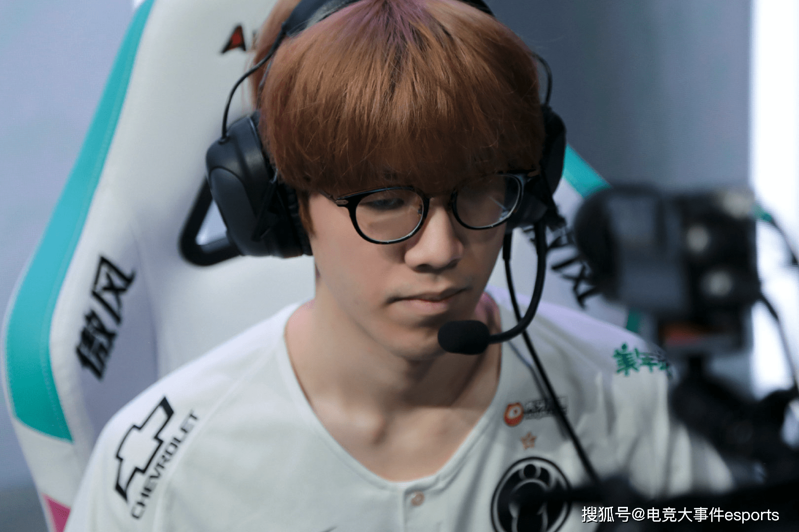 LetMe 说： Invictus Gaming 不能输给 Royal Never Give Up 。如果他们输掉比赛，他们就只能回家自爆！